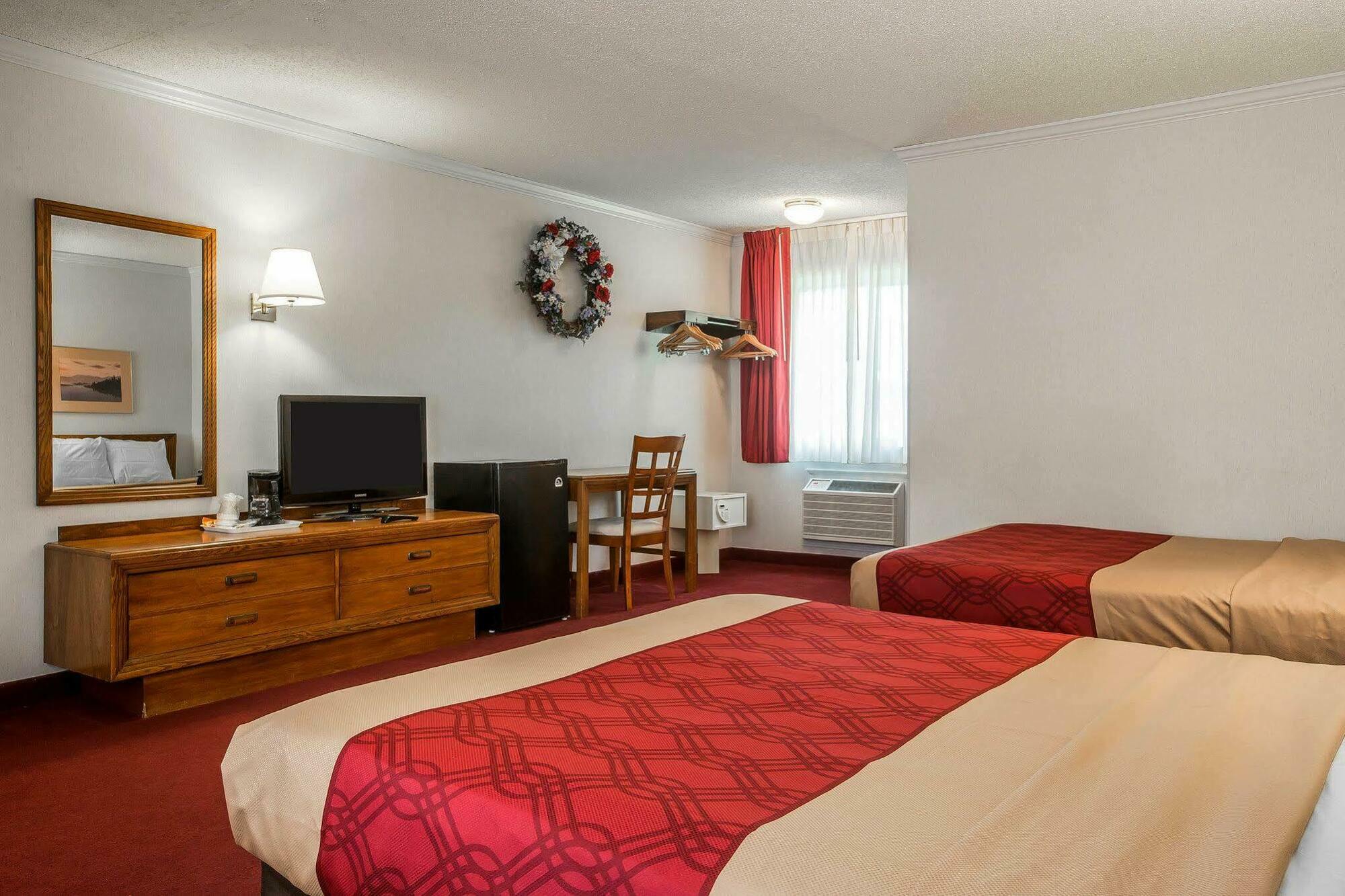 Baymont By Wyndham Lac George Extérieur photo